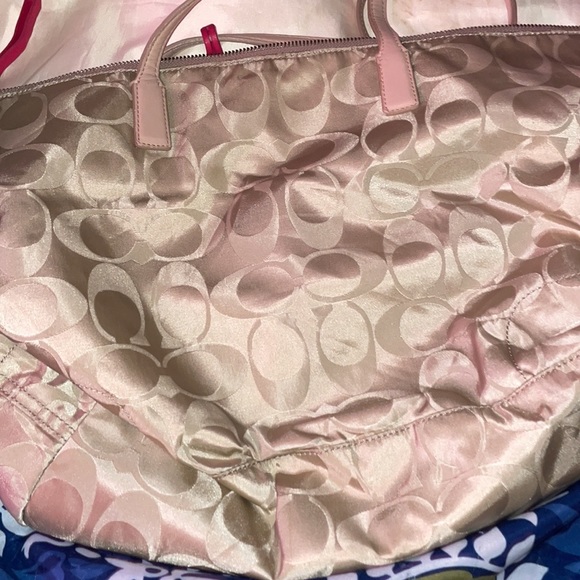 Coach purse in great shape no rips or tears.. - Picture 2 of 3